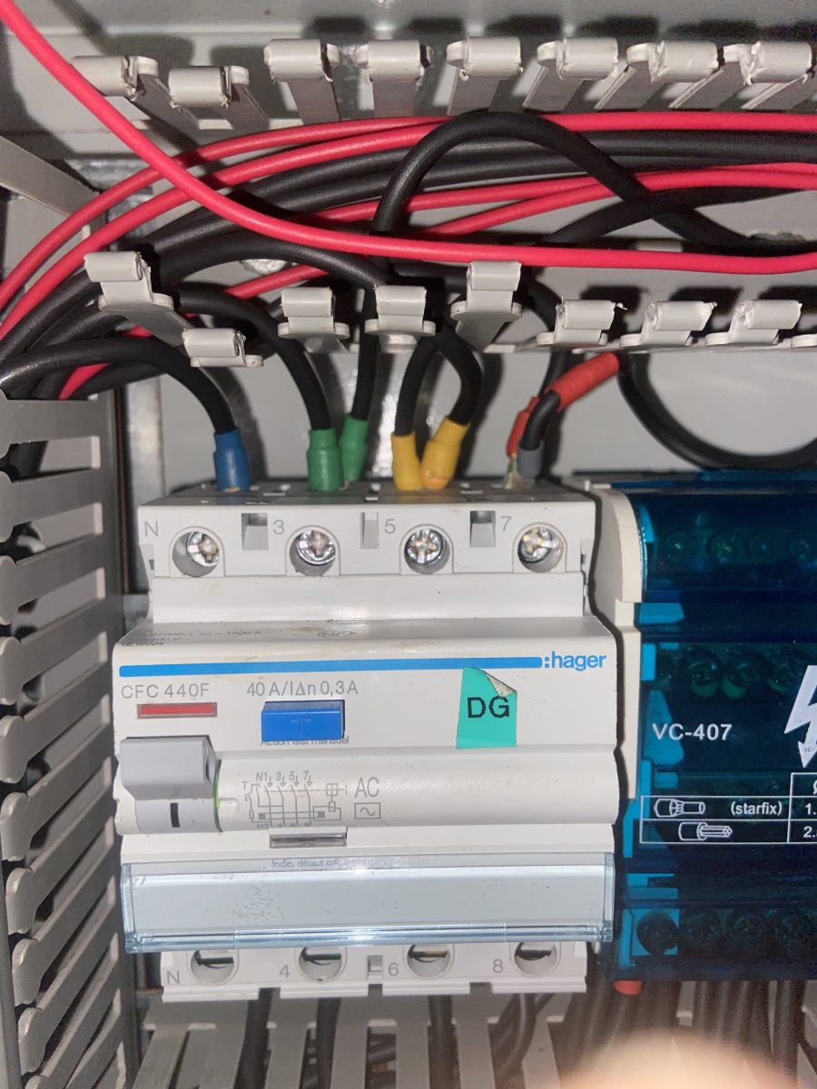 Coffret électrique à interrupteur differentiel tetrapolaire