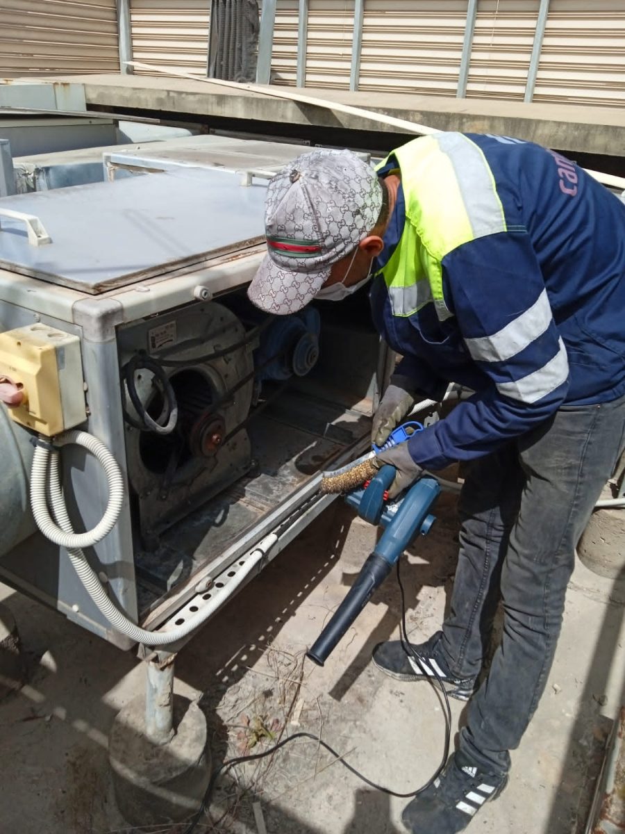 Entretien du moteur d'un groupe de ventilation en toiture