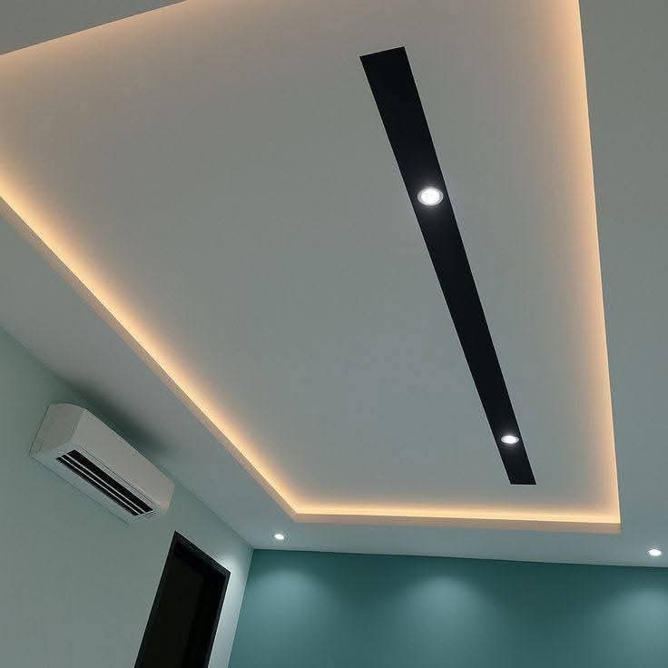 Faux plafond à gorge LED et réglette noire à spots