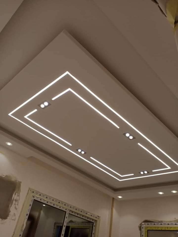 Faux plafond à cadres rectangulaires à lignes lumineuses LED