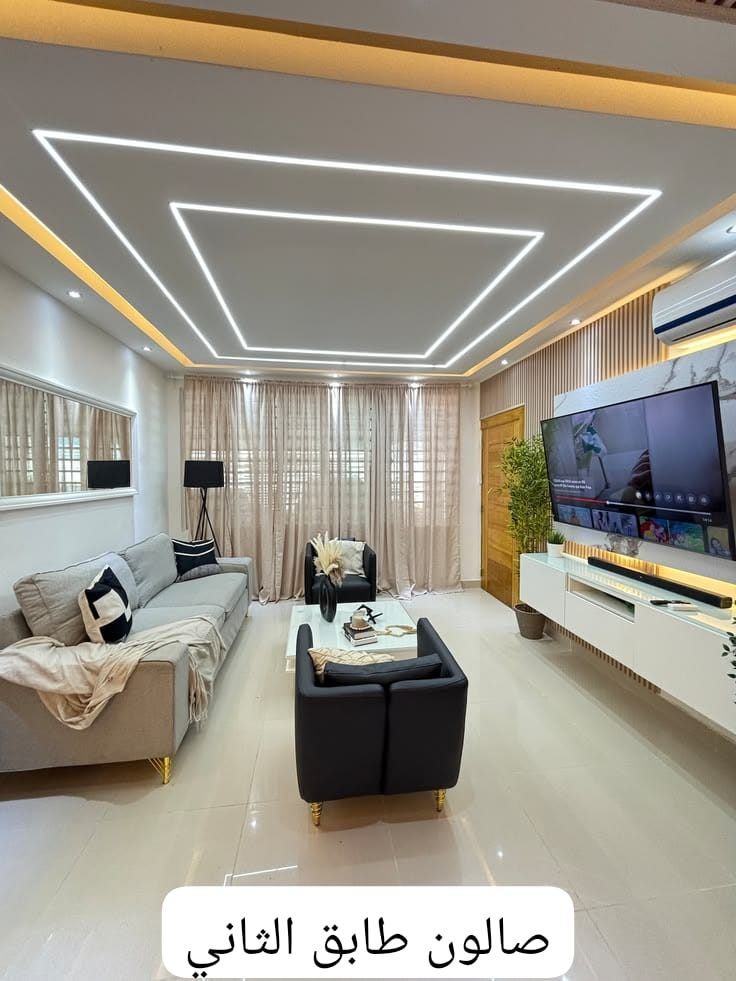 Séjour à faux plafond à lignes lumineuses LED géométriques