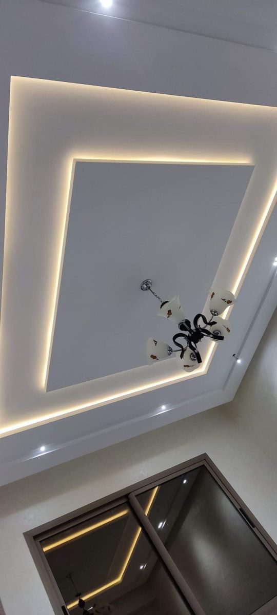 Faux plafond à cadre carré rétro-éclairé LED et lustre