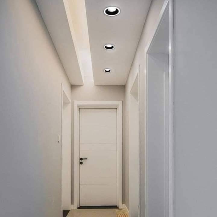 Couloir à faux plafond à retombée et spots encastrés