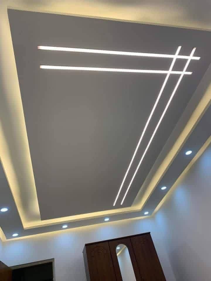 Faux plafond gris et blanc à lignes lumineuses LED croisées