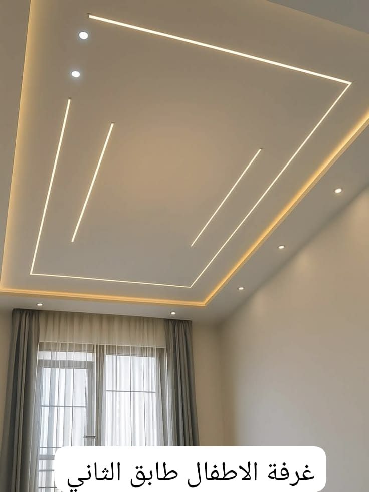 Faux plafond à lignes lumineuses LED et gorge, chambre