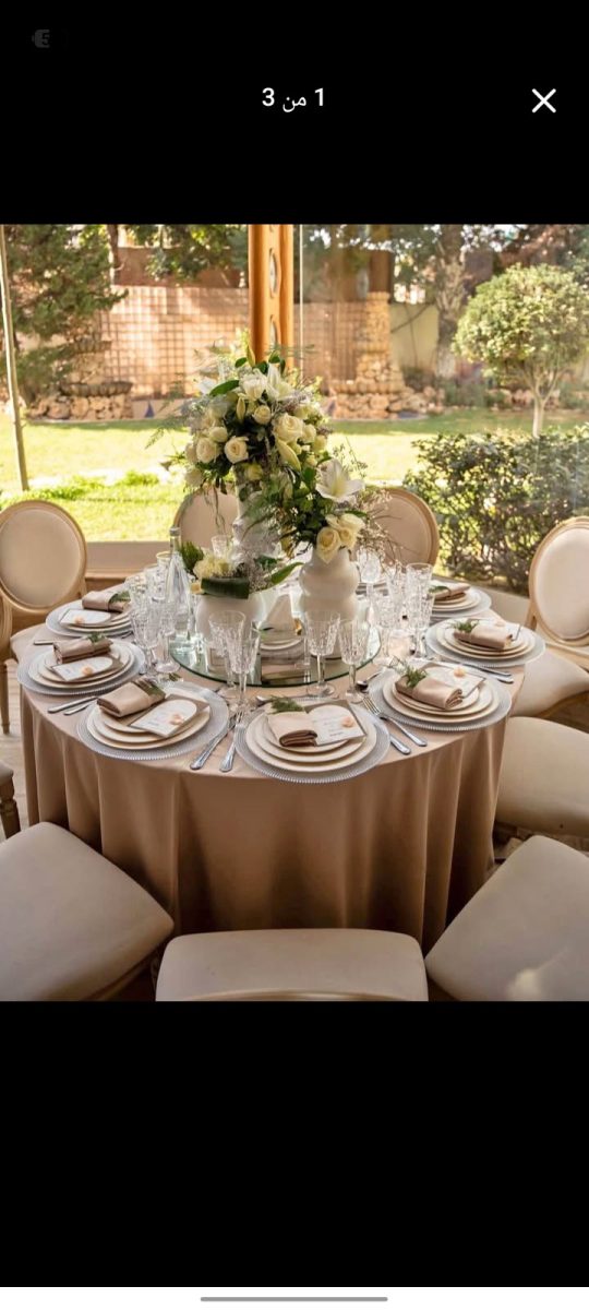 Table de réception dressée aux fleurs blanches