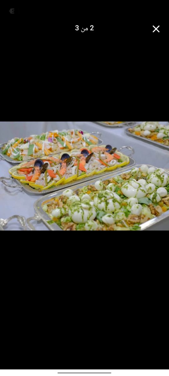 Plateaux de salades composées dressées