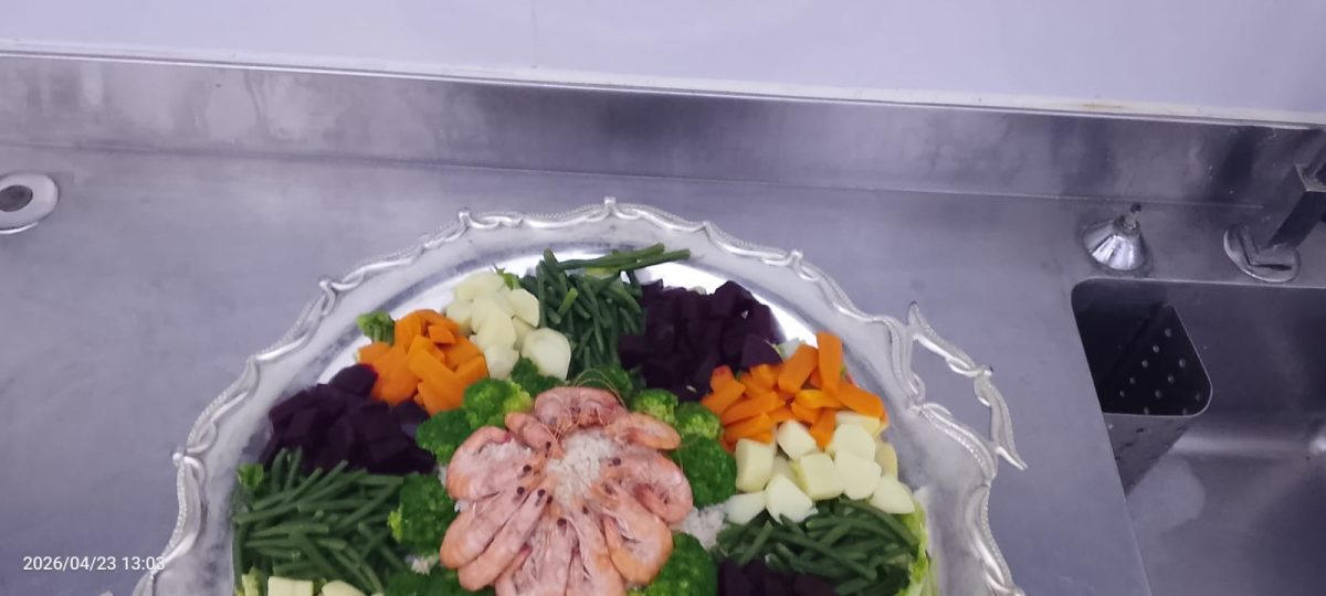 Plateau de légumes et crevettes dressé