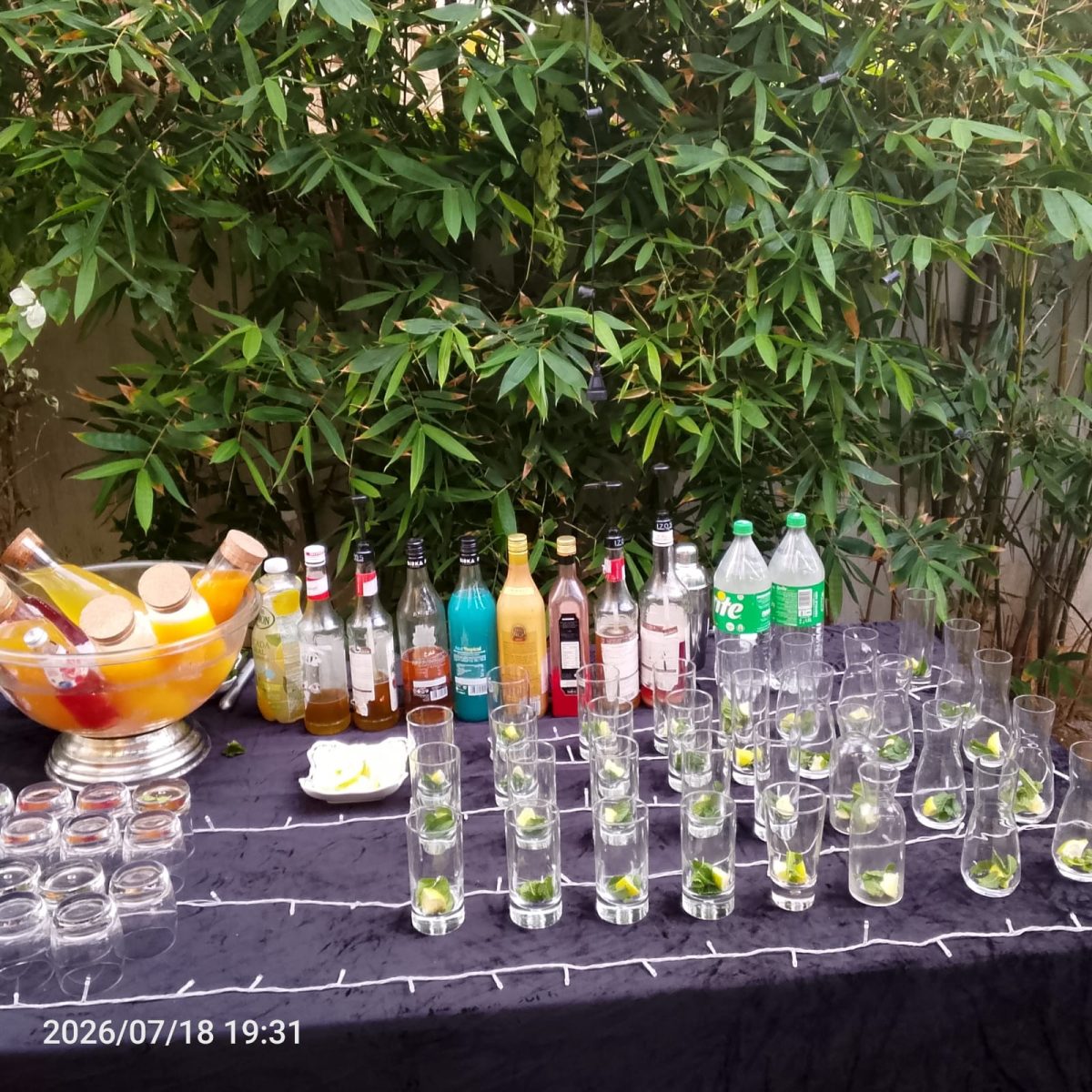 Bar à boissons et jus dressé en extérieur