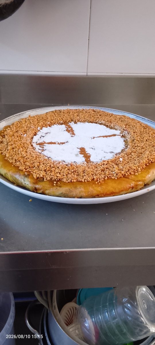 Pastilla aux amandes et sucre glace