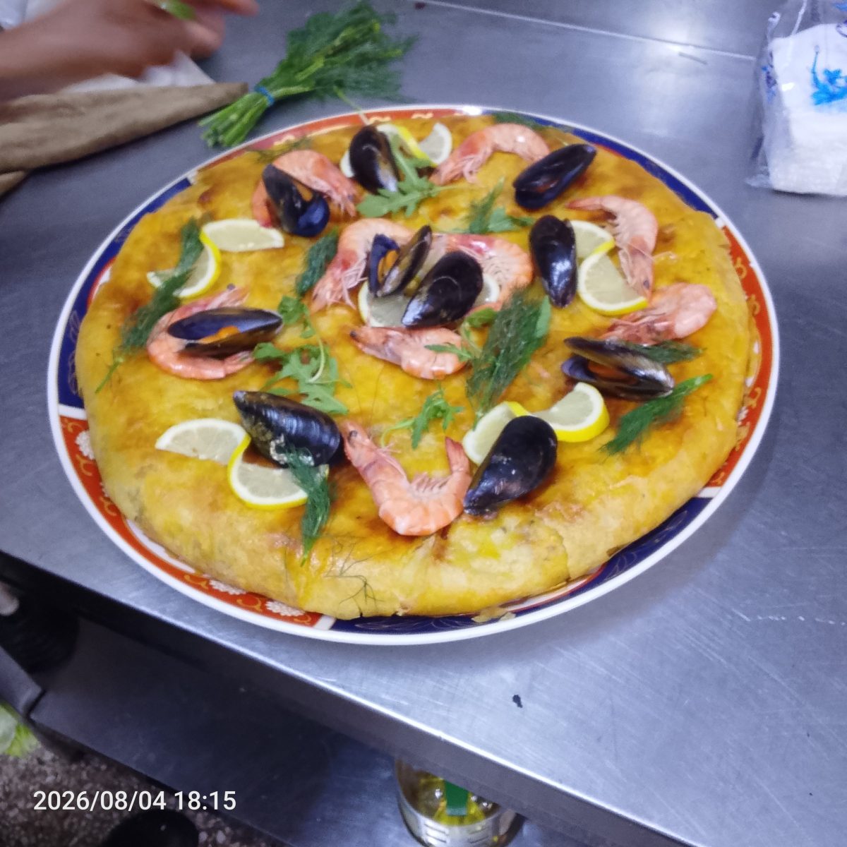 Pastilla aux fruits de mer garnie de crevettes et moules