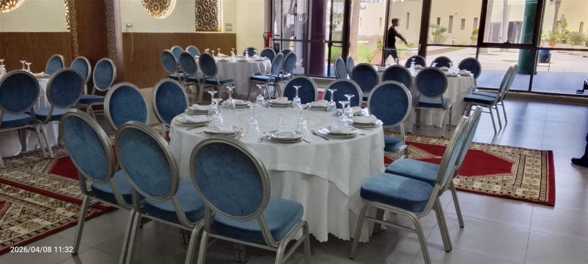 Salle de réception dressée à chaises bleues