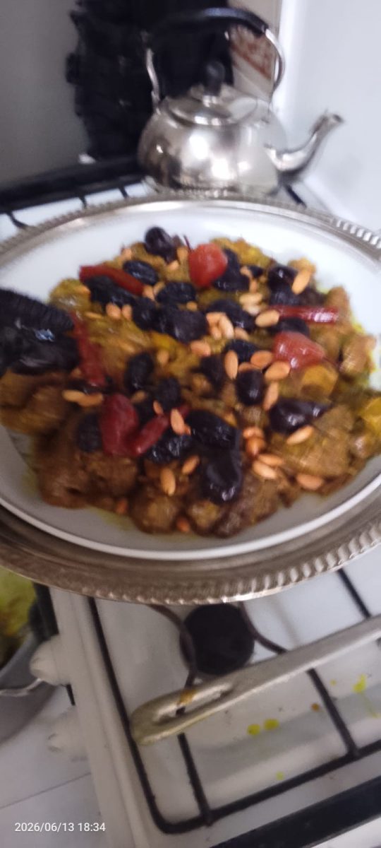 Plat de viande aux pruneaux et amandes sur plateau argenté
