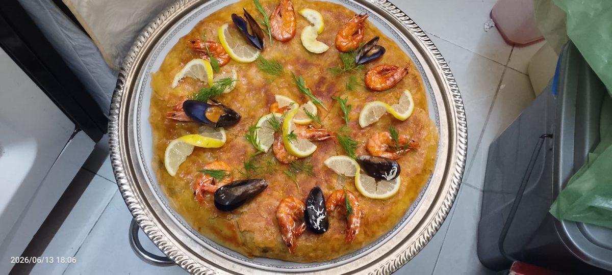 Pastilla aux fruits de mer sur un plateau argenté
