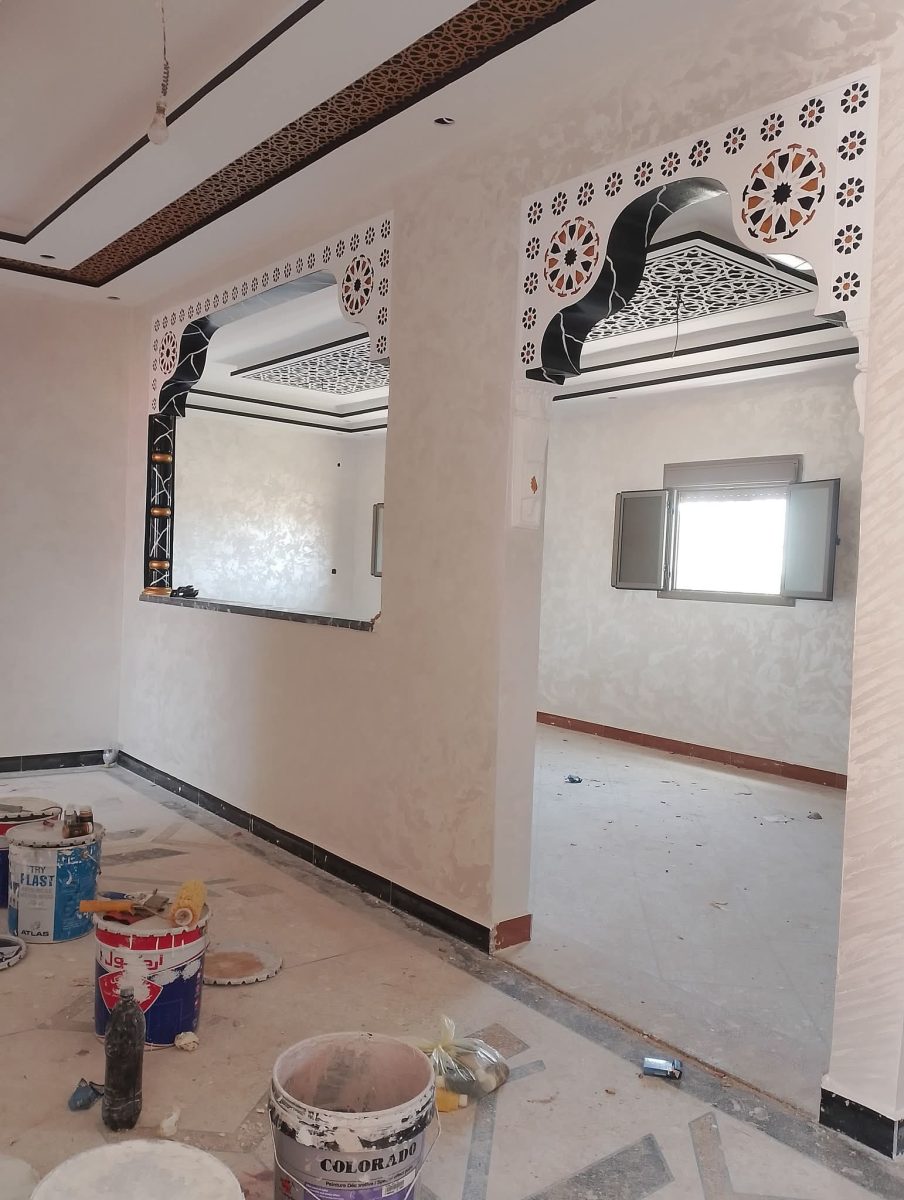 Séjour à faux plafond claustra zellige et arcs en plâtre