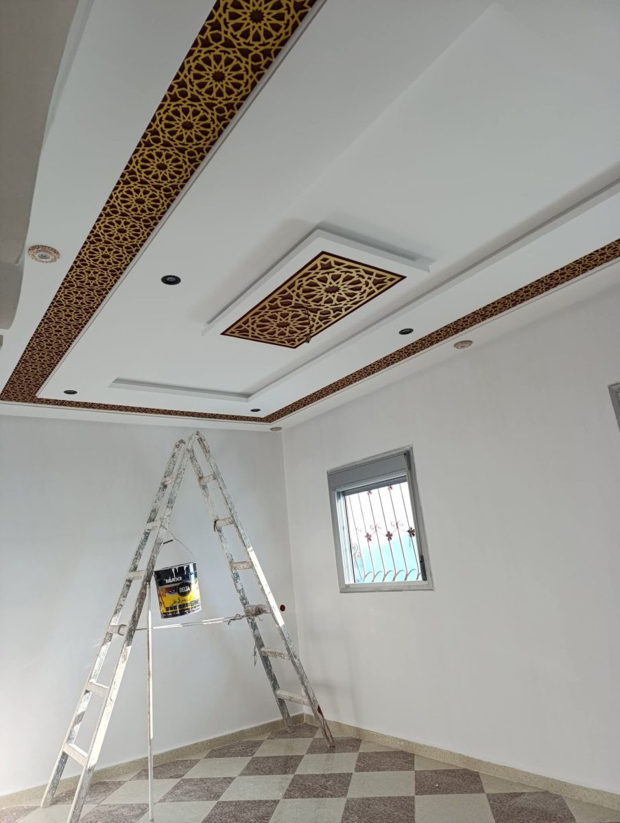Faux plafond à claustra ajouré zellige doré