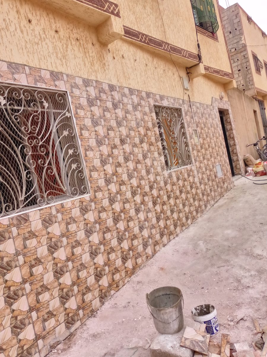 Façade habillée de carrelage effet pierre beige