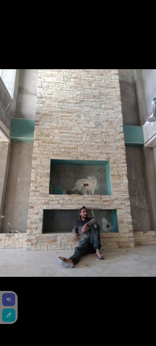 Mur en parement de pierre à niches encastrées