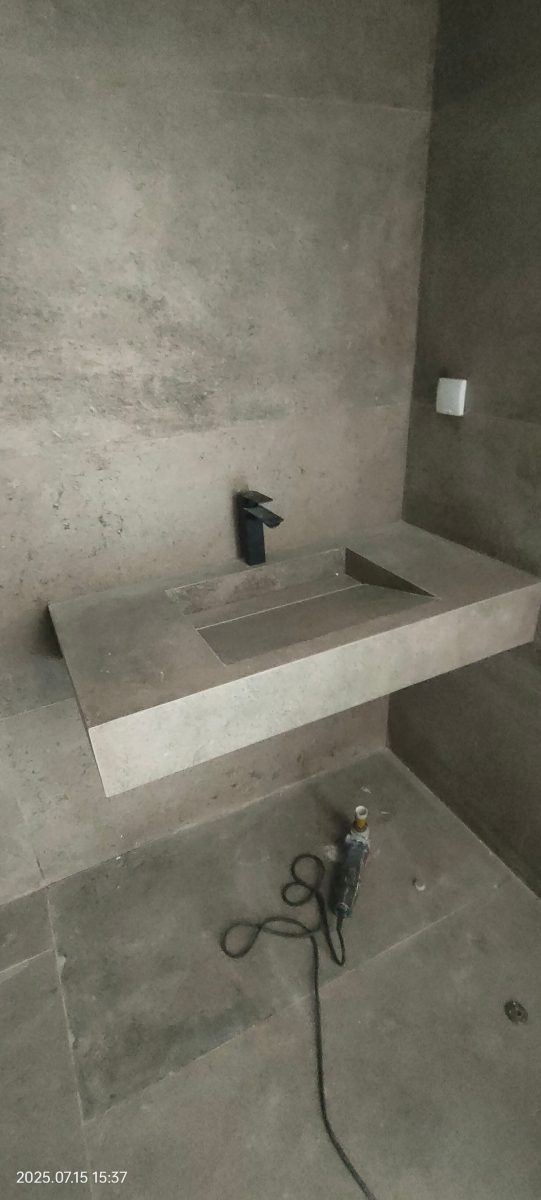 Plan de lavabo en carrelage effet béton avec vasque intégrée