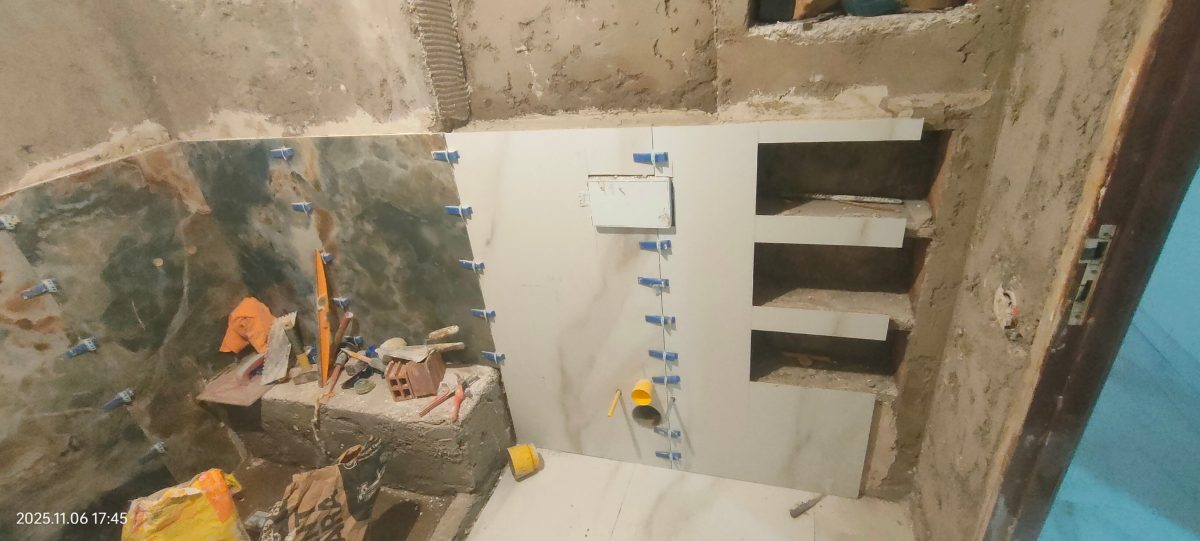 Salle de bain en faïence effet marbre avec niches, en cours