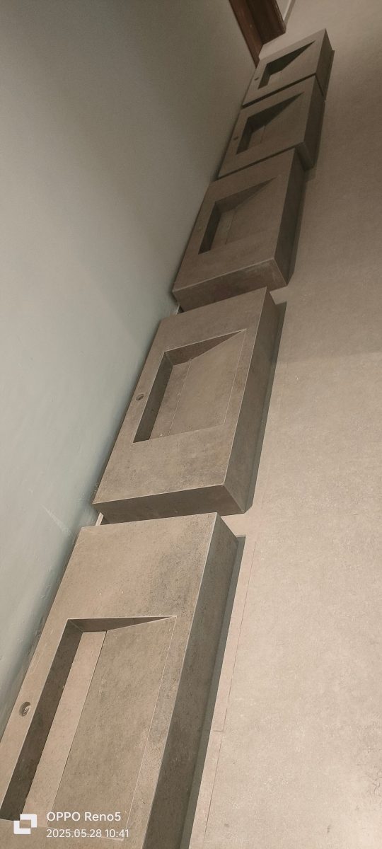 Cadres décoratifs en carrelage effet béton poses au sol