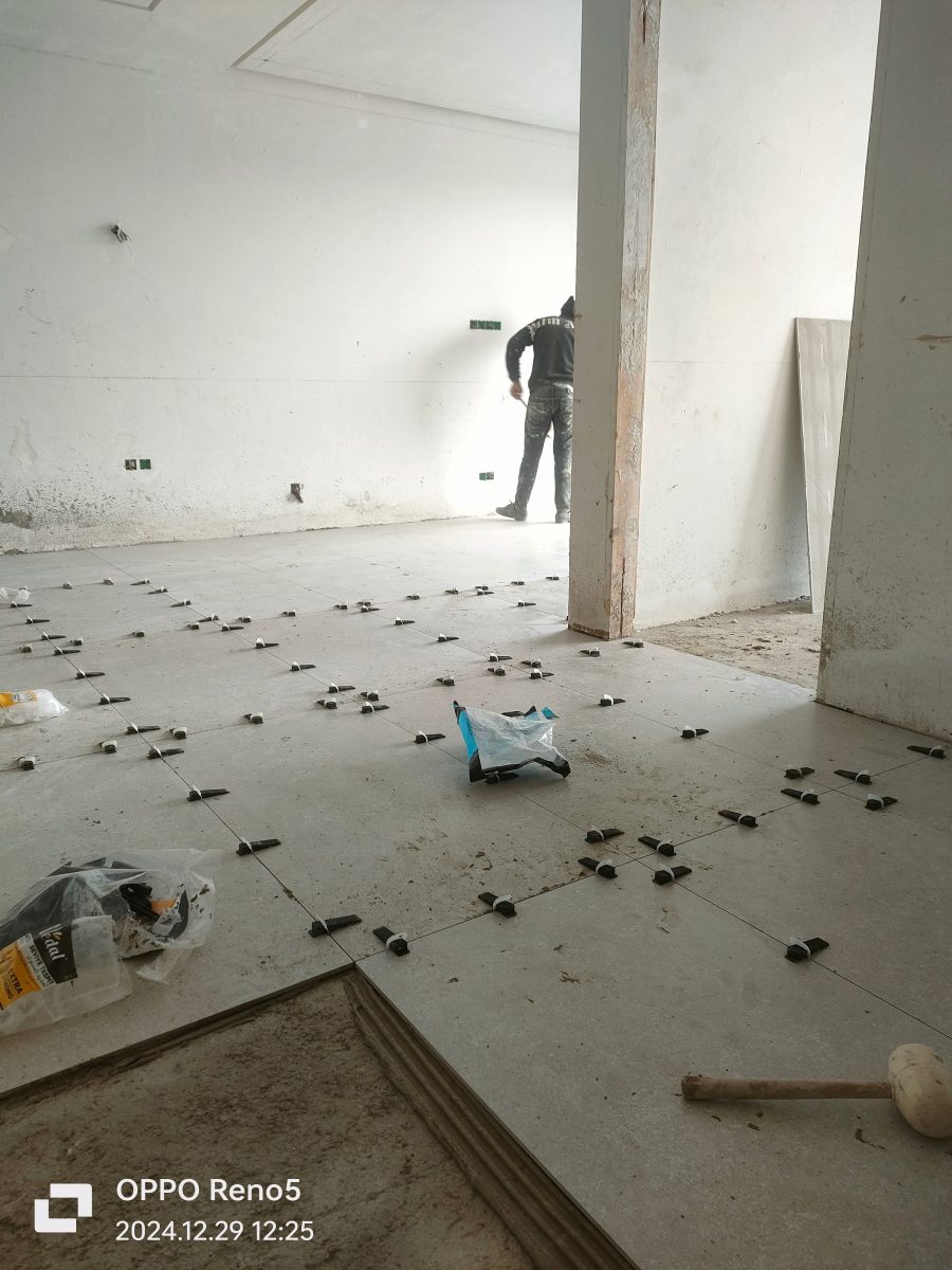 Pose de carrelage grand format effet béton avec clips de nivellement