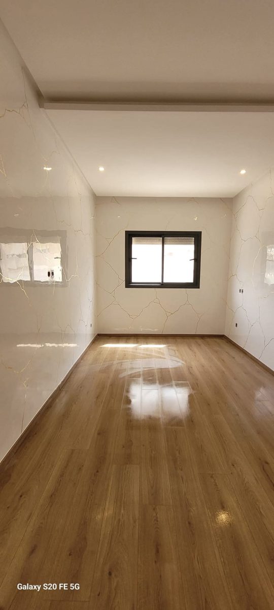 Chambre à murs en dalles effet marbre blanc veiné d'or