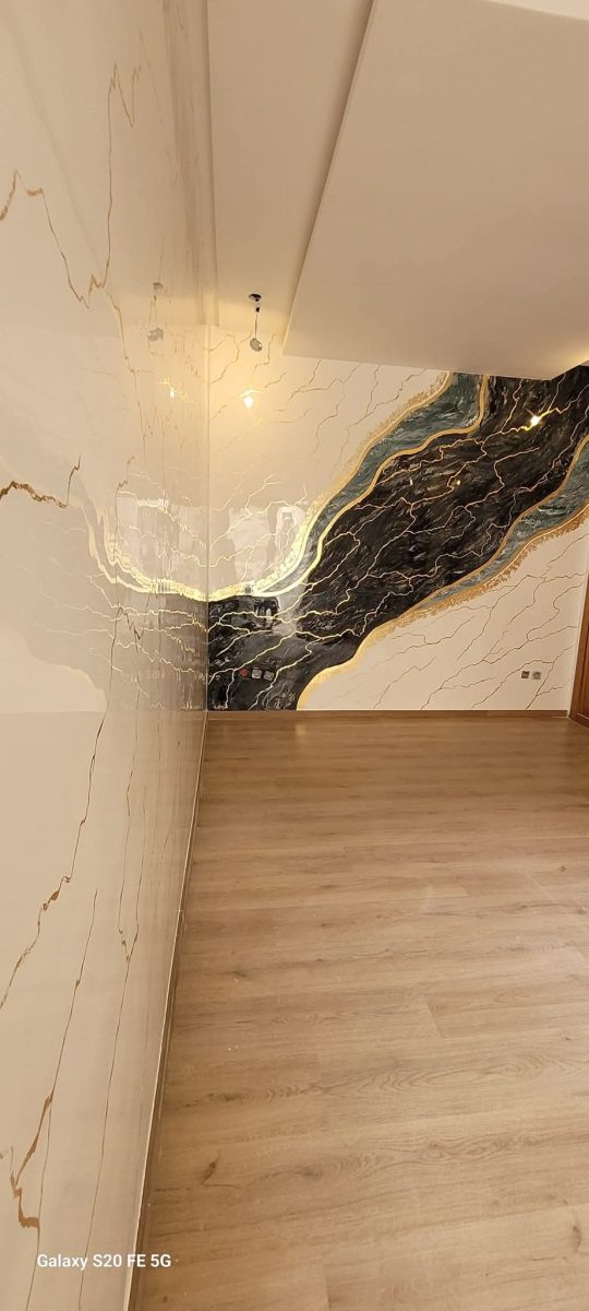Mur en dalles effet marbre blanc à coulée noire et dorée
