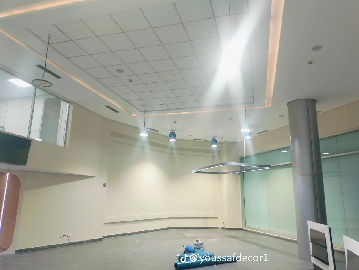 Grand plateau de bureaux à faux plafond à dalles et gorges LED