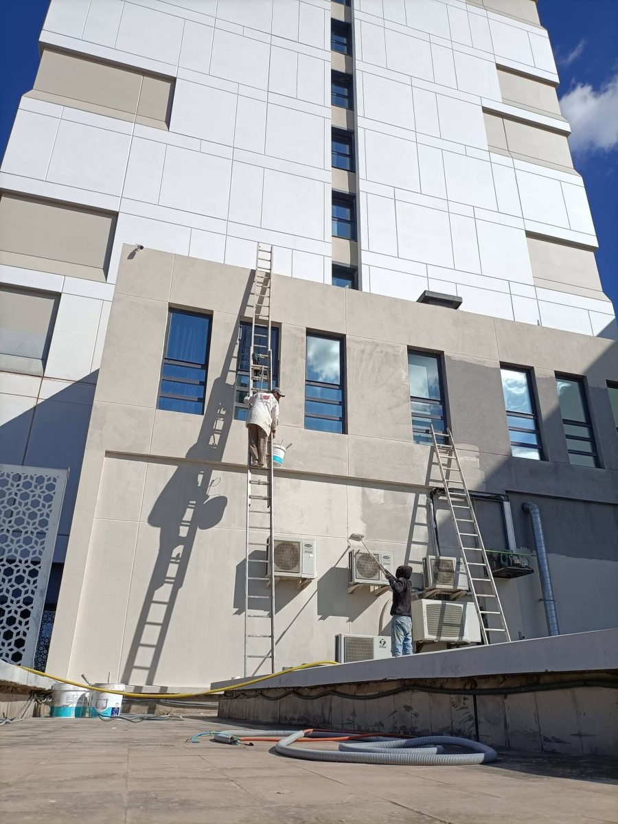Ravalement de façade d'un immeuble de bureaux, en cours