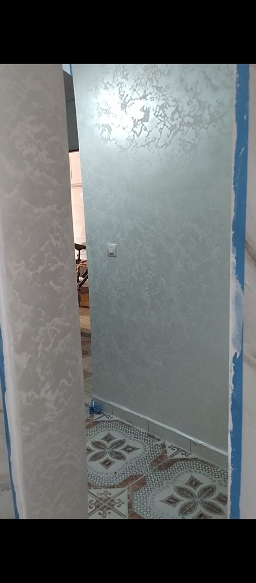 Cloison en enduit décoratif nacré gris-vert