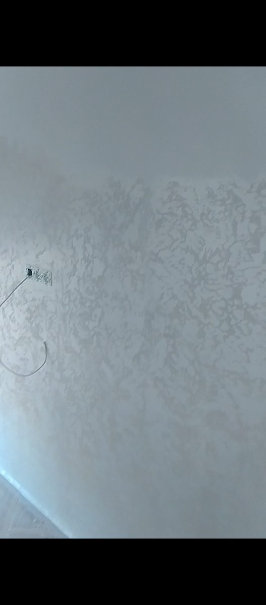Mur en enduit décoratif nacré blanc à effet spatule
