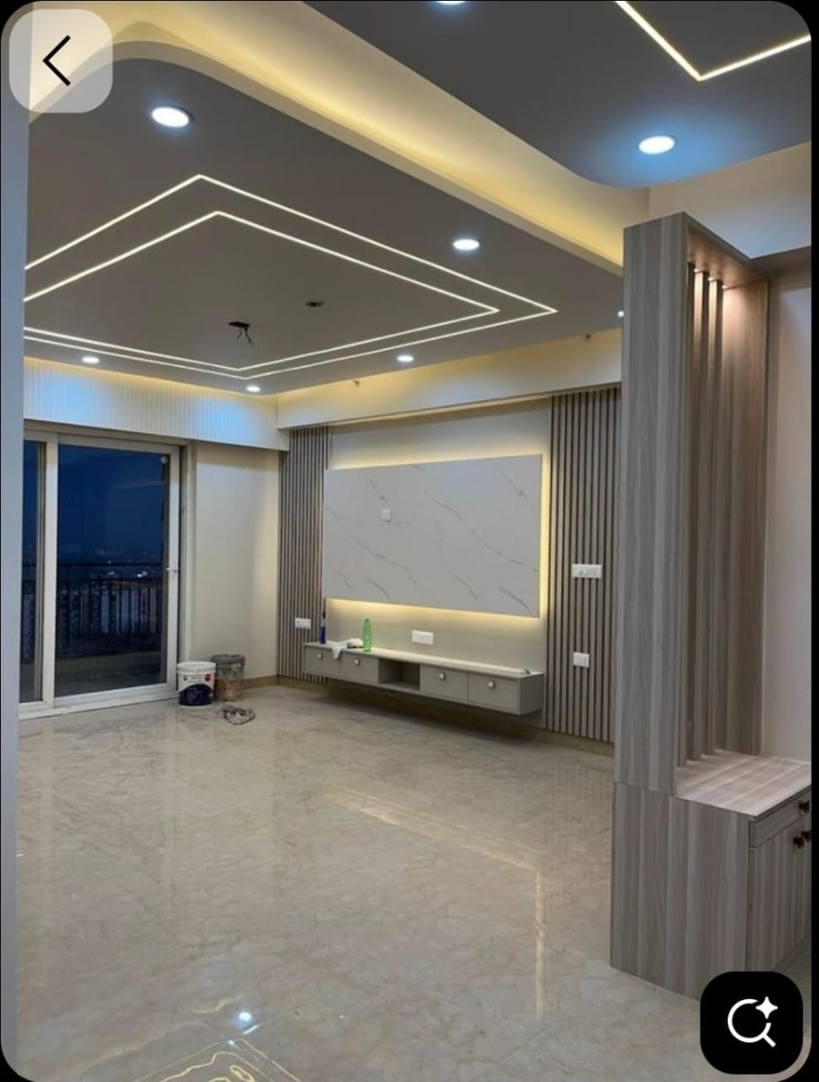 Salon avec faux plafond et mur TV