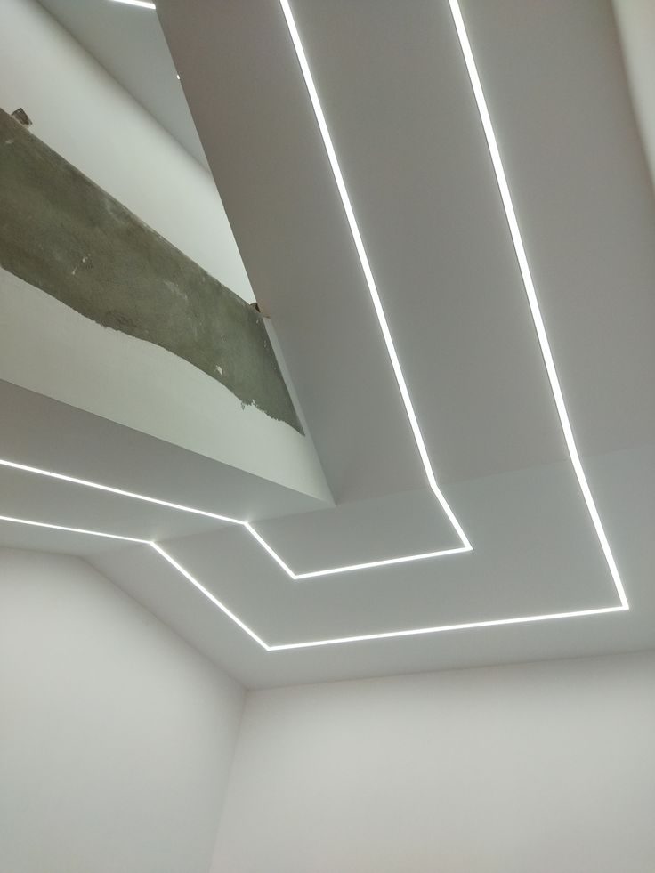 Faux plafond plâtre à lignes LED