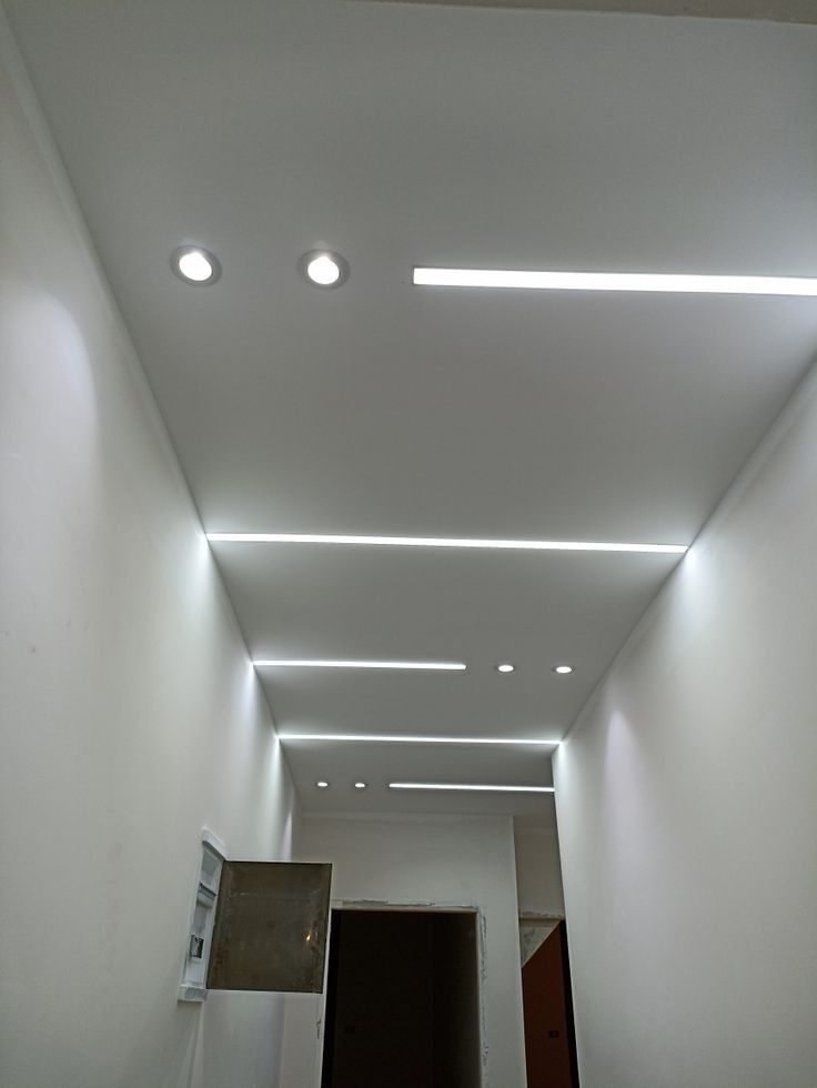 Faux plafond de couloir avec spots et LED