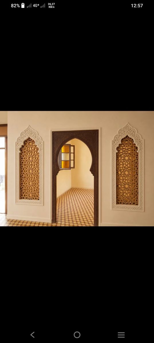 Arc et niches en plâtre sculpté marocain