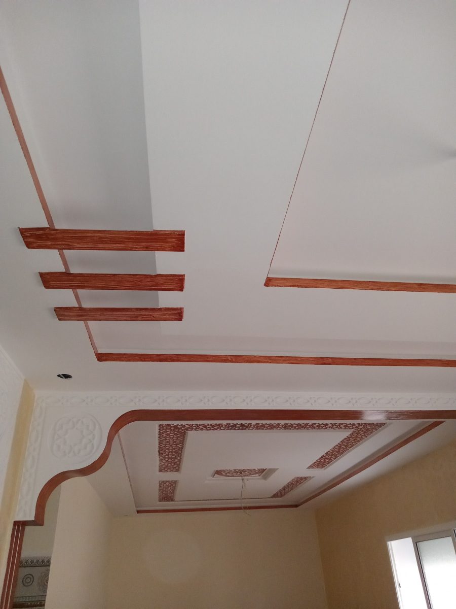 Plafond à moulures imitation bois et frise