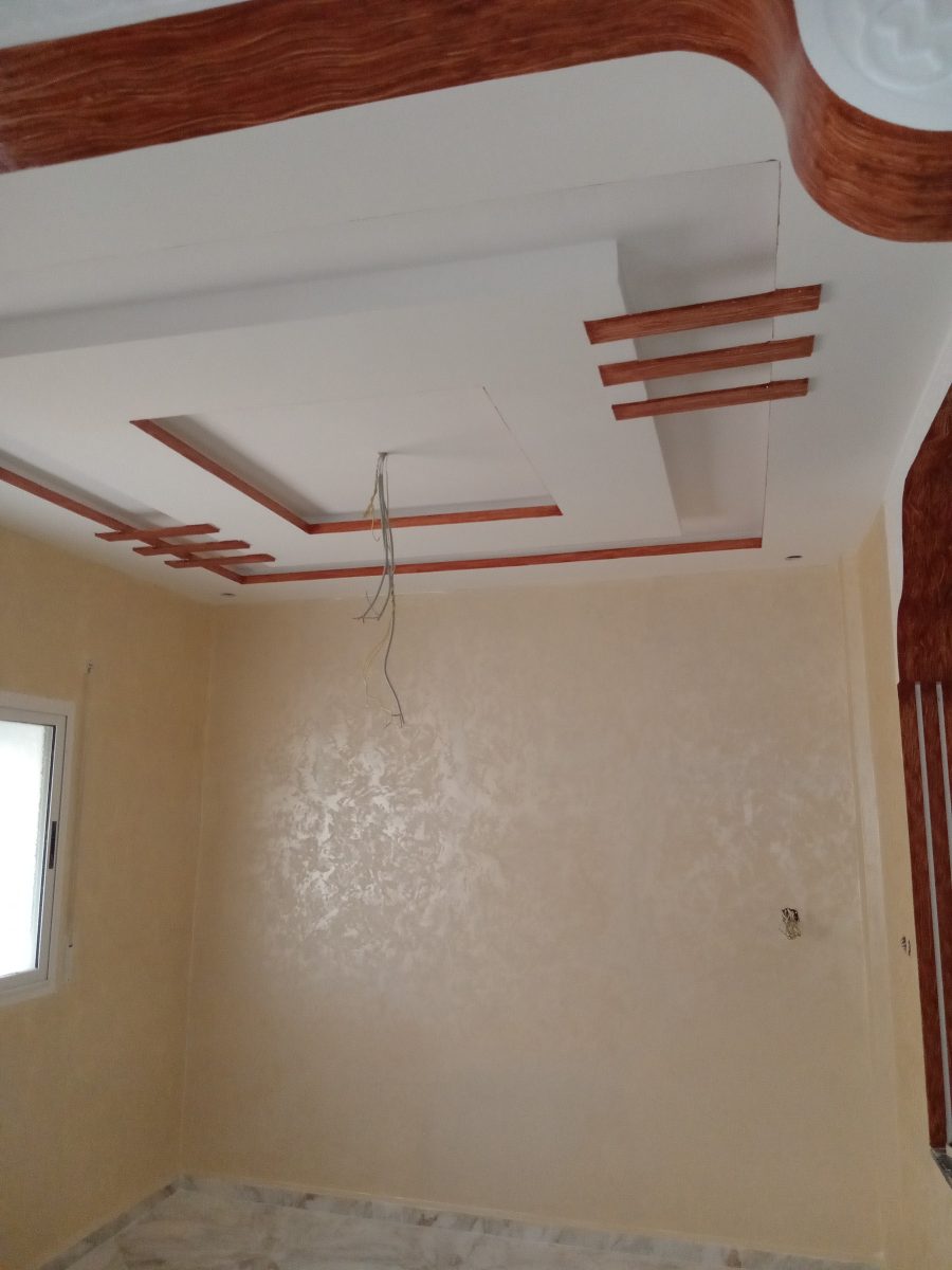 Pièce à faux plafond imitation bois et enduit