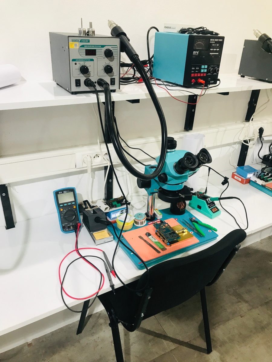Poste de réparation électronique avec microscope et carte mère