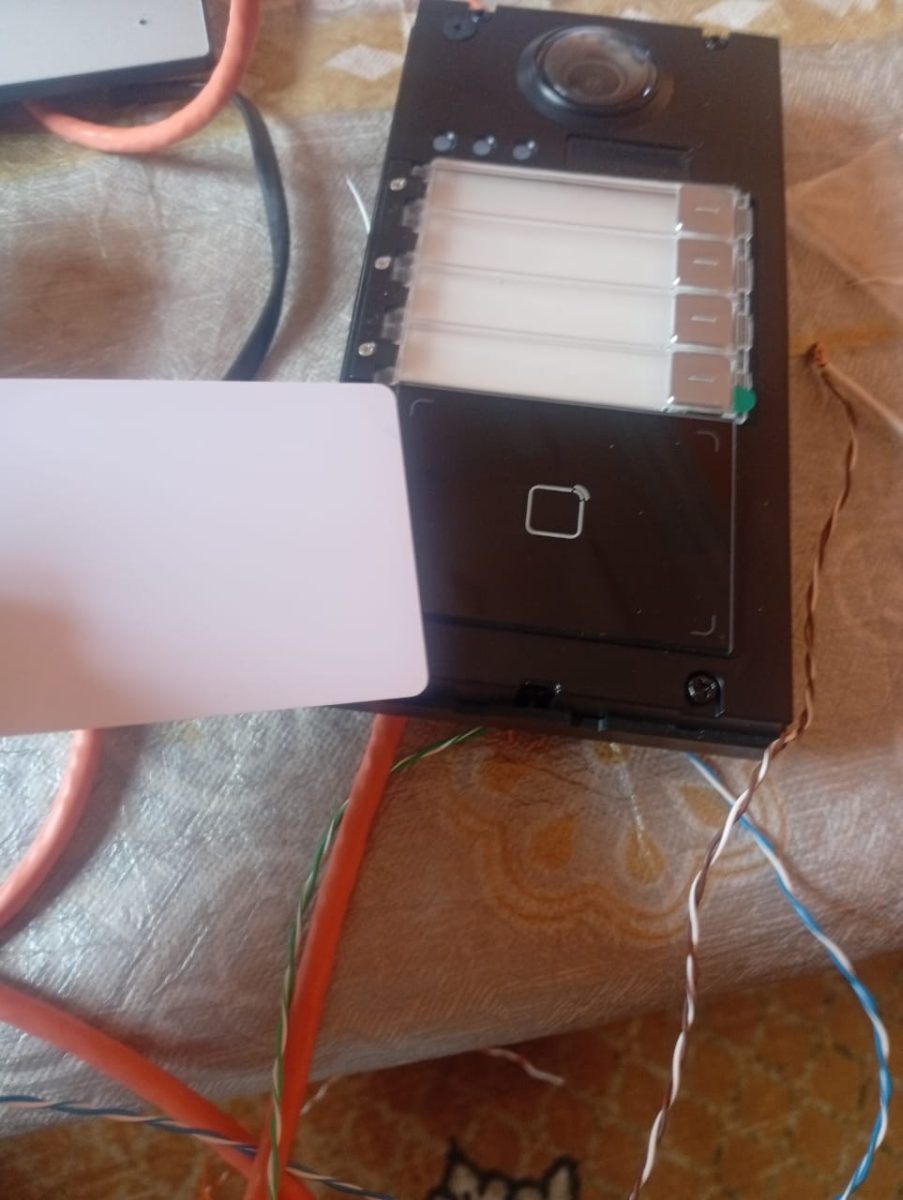Interphone en cours de câblage
