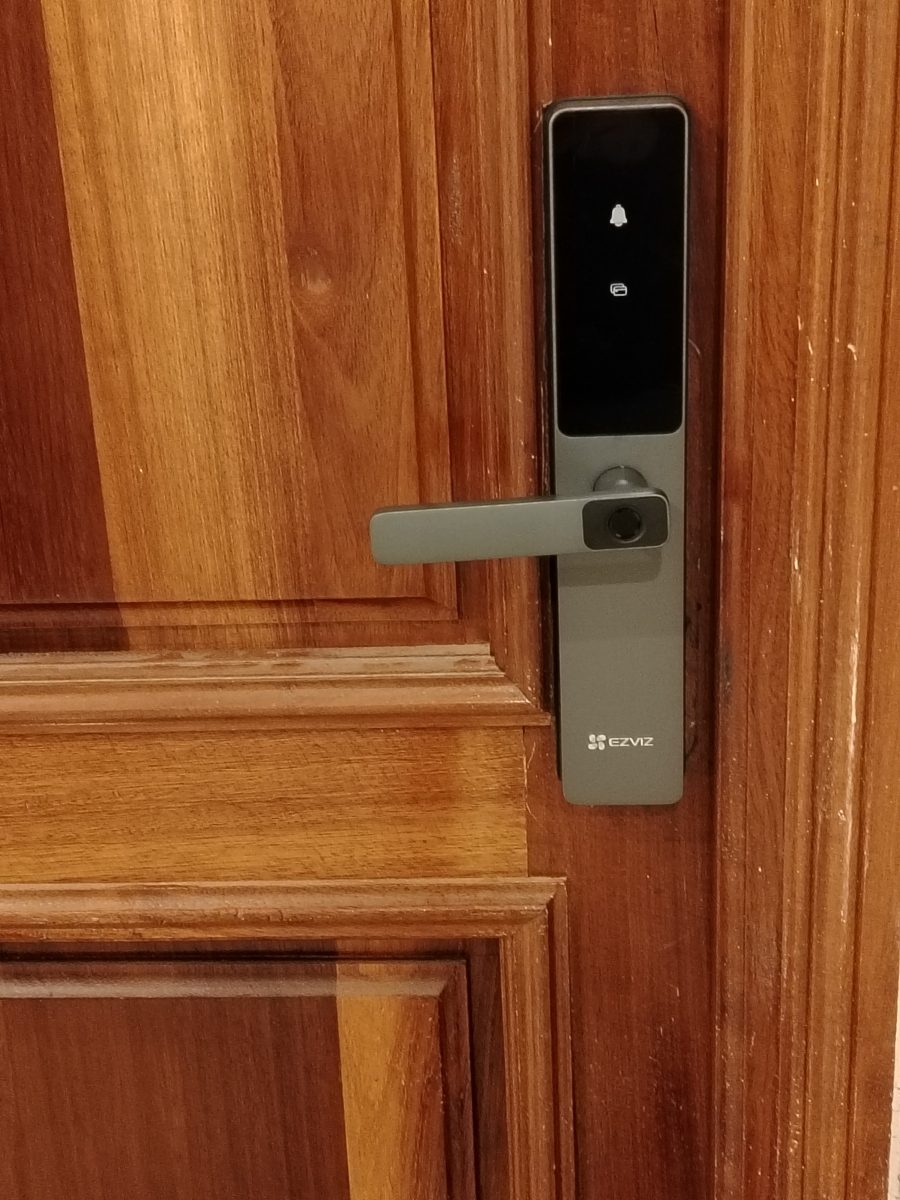 Serrure connectée sur porte en bois