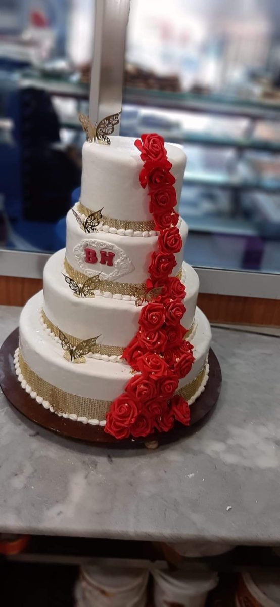 Pièce montée blanche à roses rouges et papillons dorés