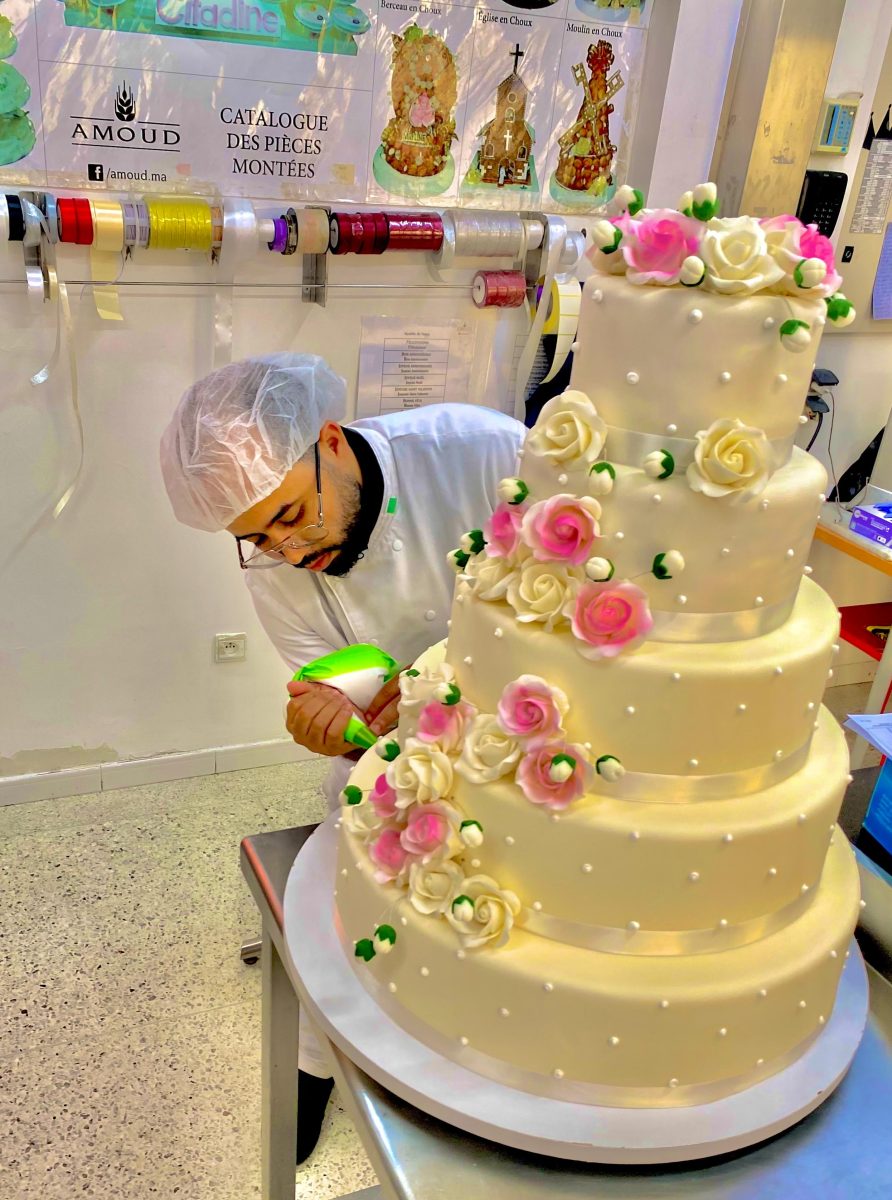 Pâtissier décorant une pièce montée à cinq étages