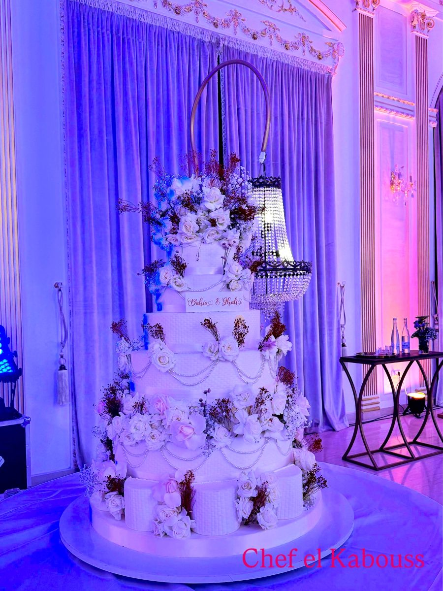Pièce montée de mariage à étages en pâte à sucre blanche