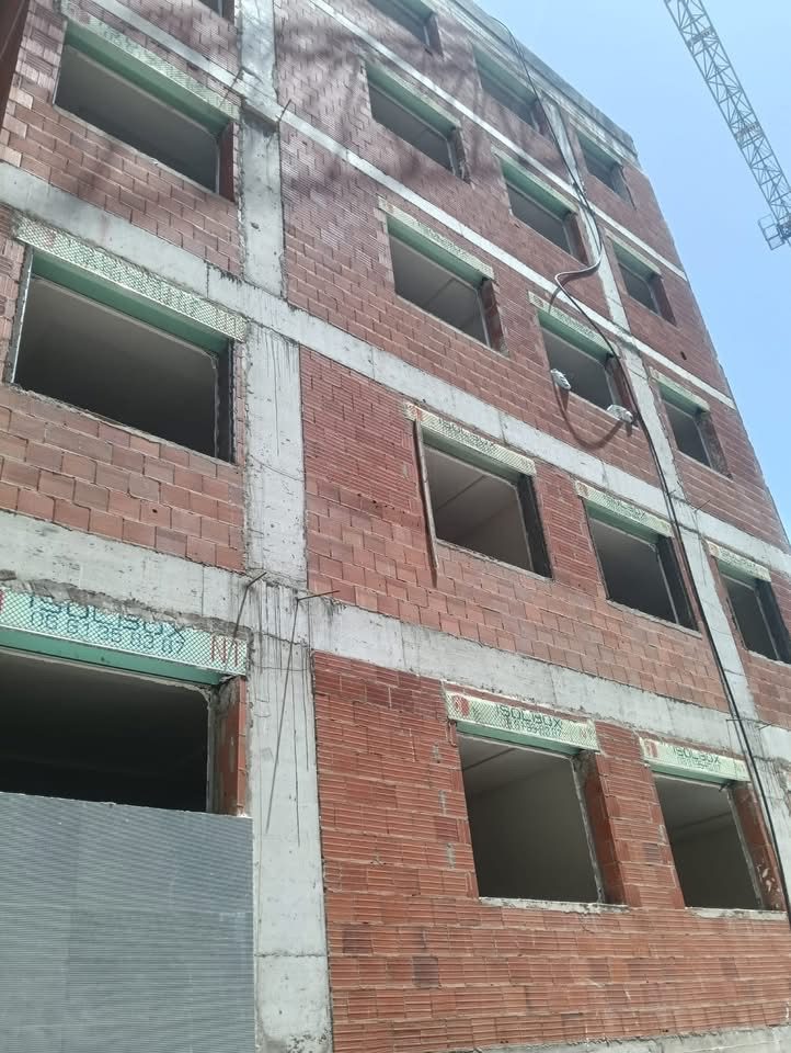 Façade de villa habillée de pierre claire en opus, en cours