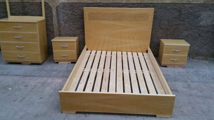 Éléments hauts de cuisine en bois de pin verni à portes moulurées