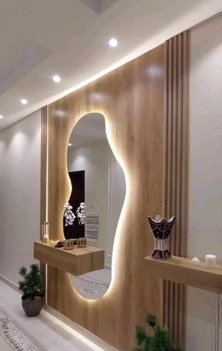 Habillage mural d'entrée en bois à miroir rétro-éclairé