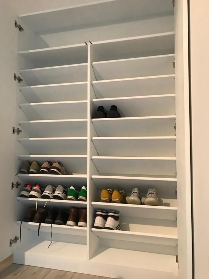 Meuble à chaussures encastré blanc à étagères inclinées