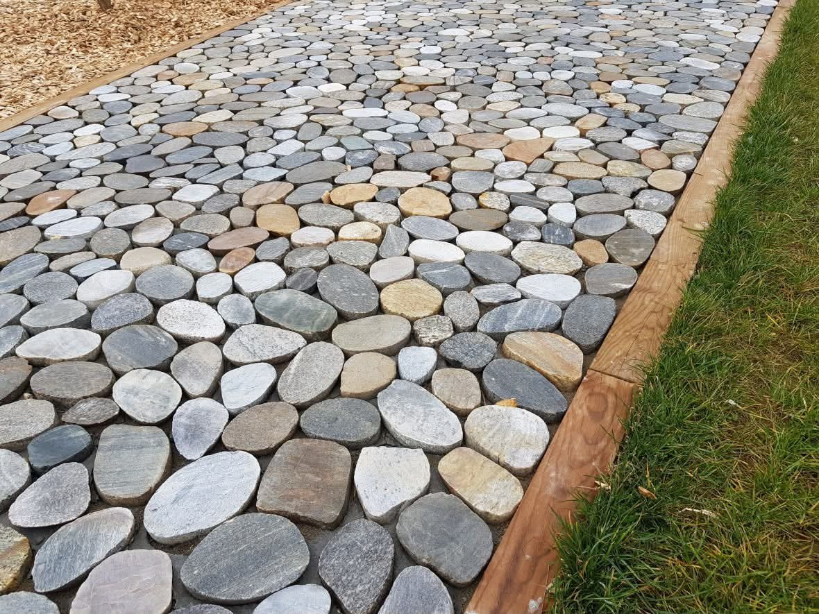 Allée de jardin pavée de pierres plates multicolores