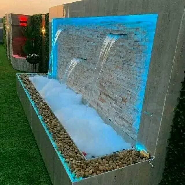 Fontaine murale en pierre éclairée